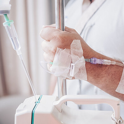 Mano con un acceso médico