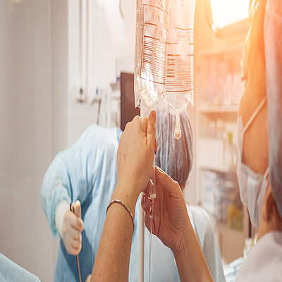 Personal hospitalario ajusta una infusión