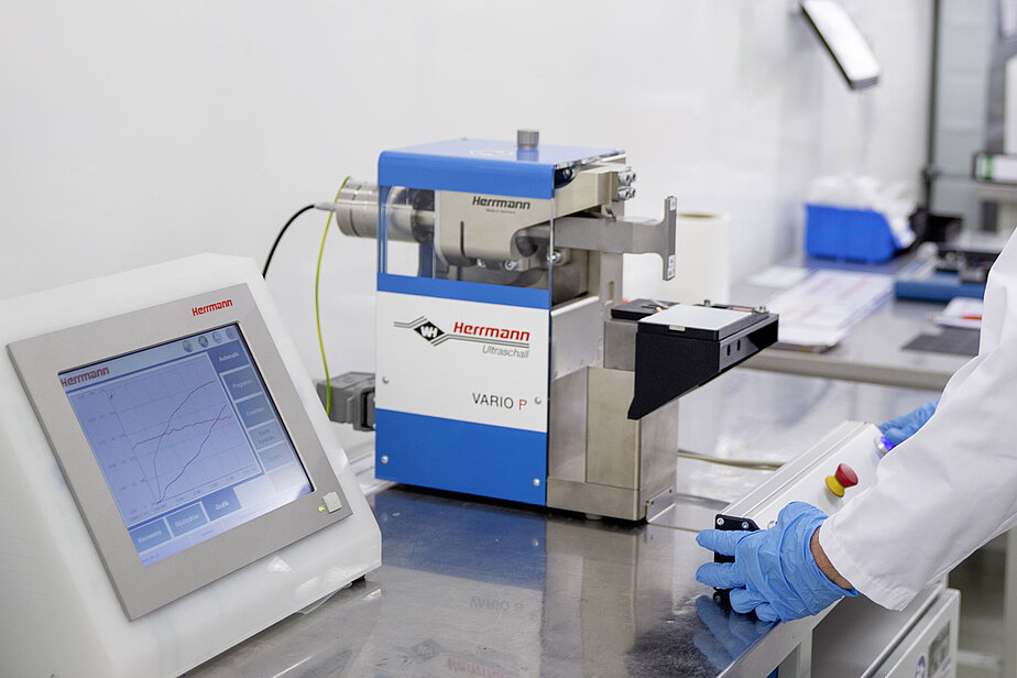 Puesto de trabajo con HiS VARIO P 35 y pantalla de control en entorno de laboratorio