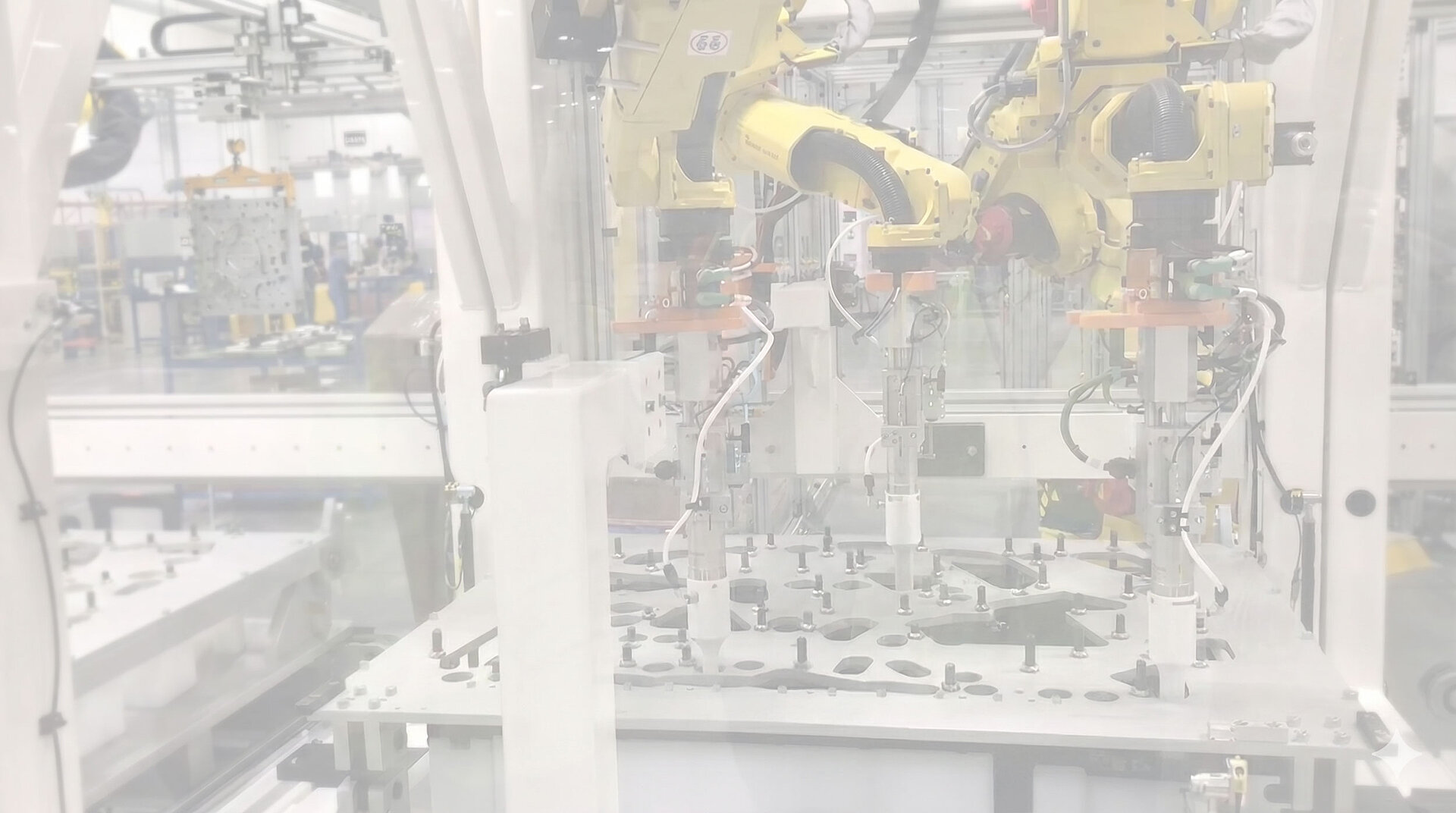 Robots industriales con módulos de soldadura ultrasónica procesan piezas en la celda