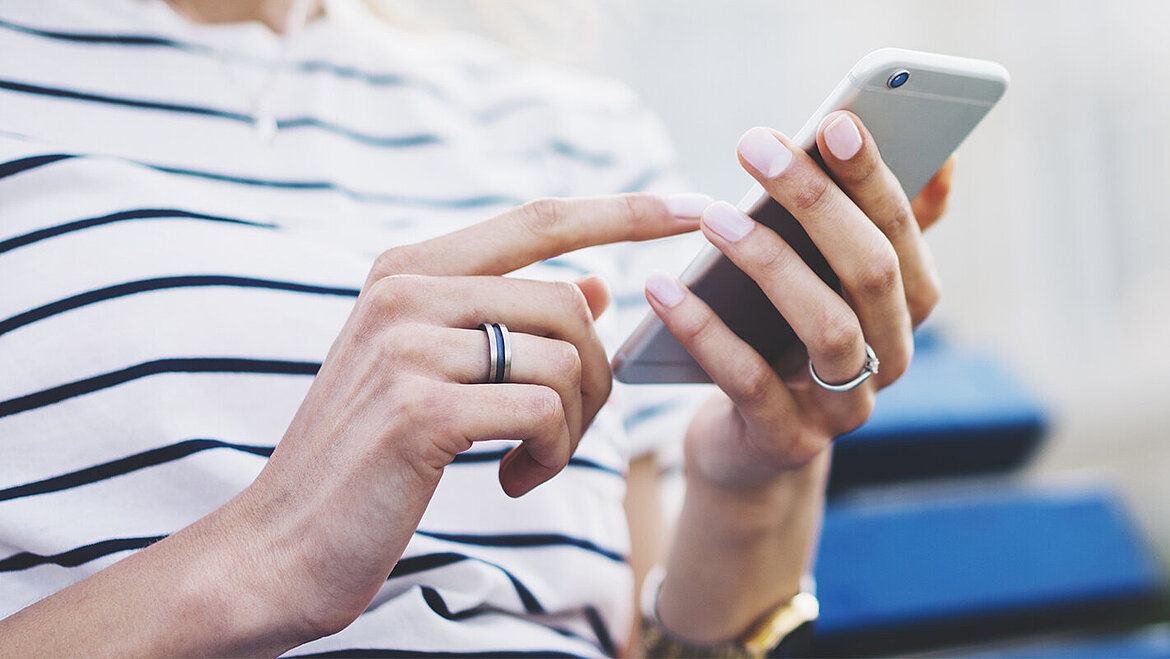 Persona con un teléfono inteligente en la mano