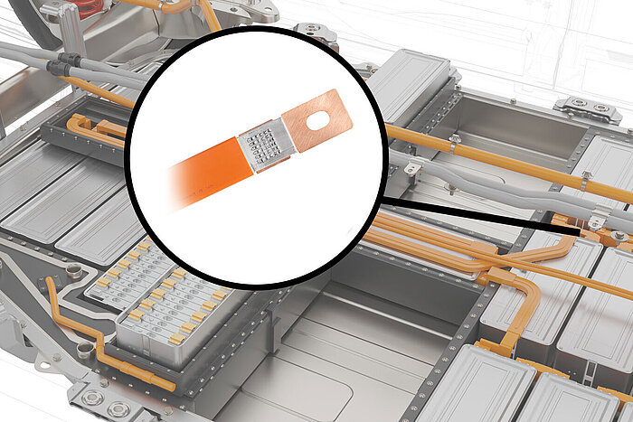 Una busbar en primer plano de un mazo de cables