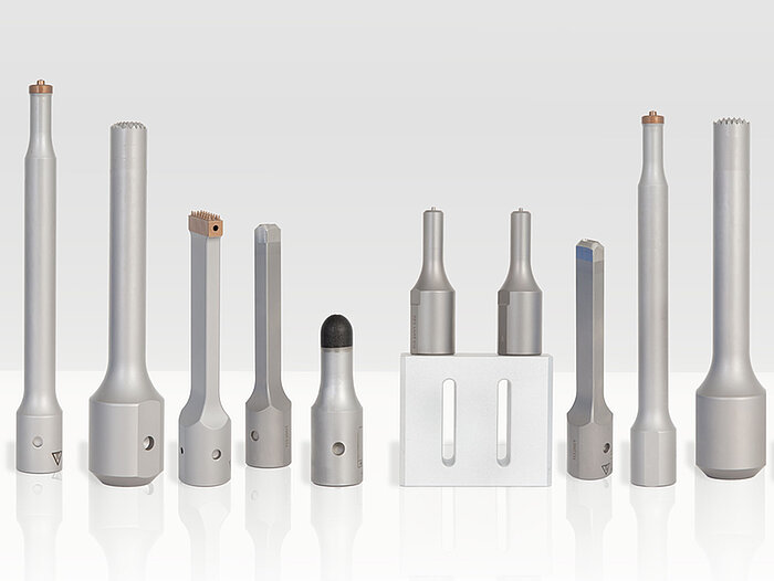 Varias sonotrodas esbeltas y plateadas de Herrmann Ultraschall