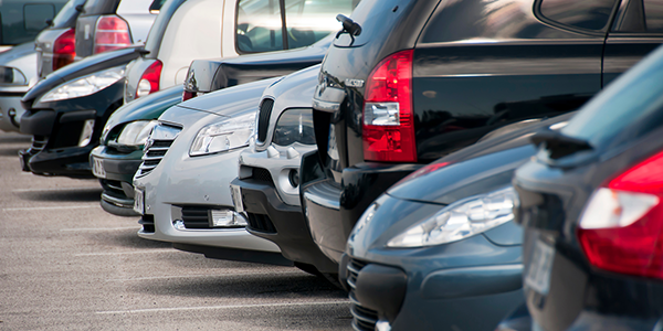 Fila de coches estacionados en un aparcamiento