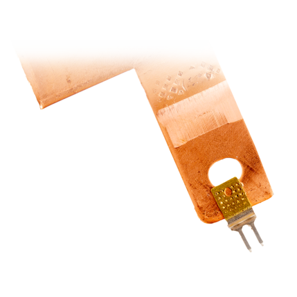 Barra de cobre a la que se ha soldado un componente mediante ultrasonidos