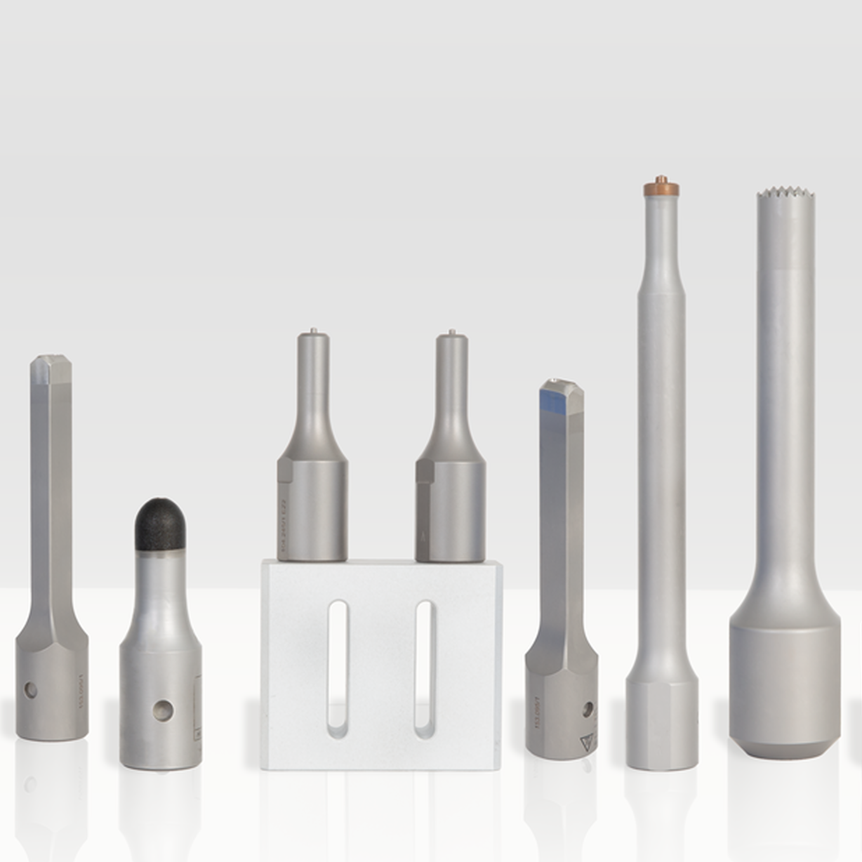 Varias sonotrodas esbeltas y plateadas de Herrmann Ultraschall