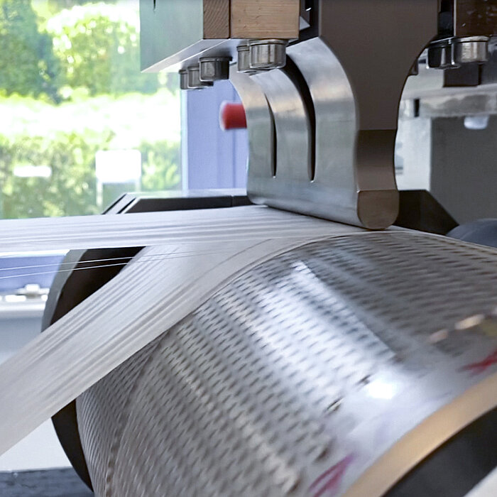 Primer plano de la guía de hilo a través del sonotrodo.