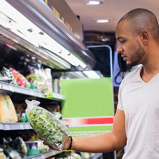 Persona observando alimentos en el supermercado