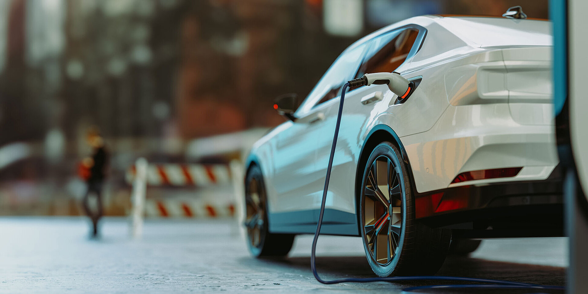 Coche eléctrico blanco cargando en una estación pública de la ciudad