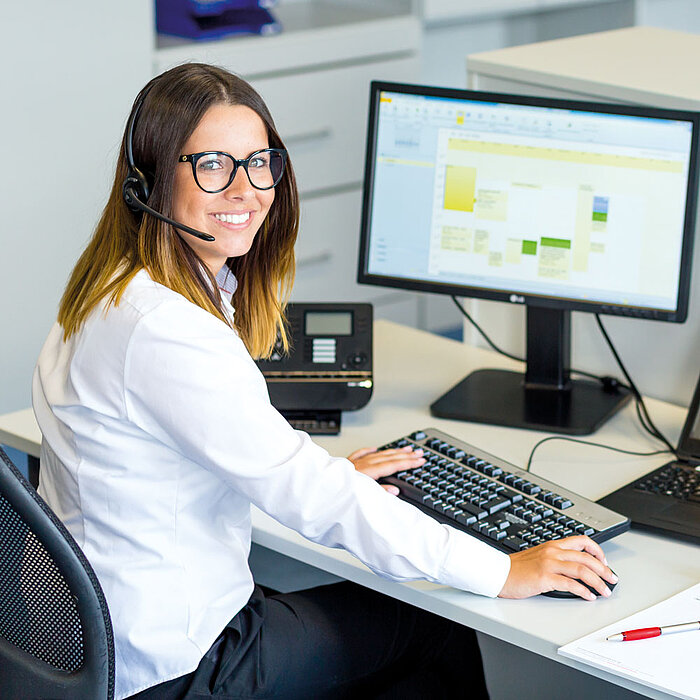 Herrmann_ultraschall_employee_at_PC_1000x1000px Herrmann Ultraschall employee at the PC