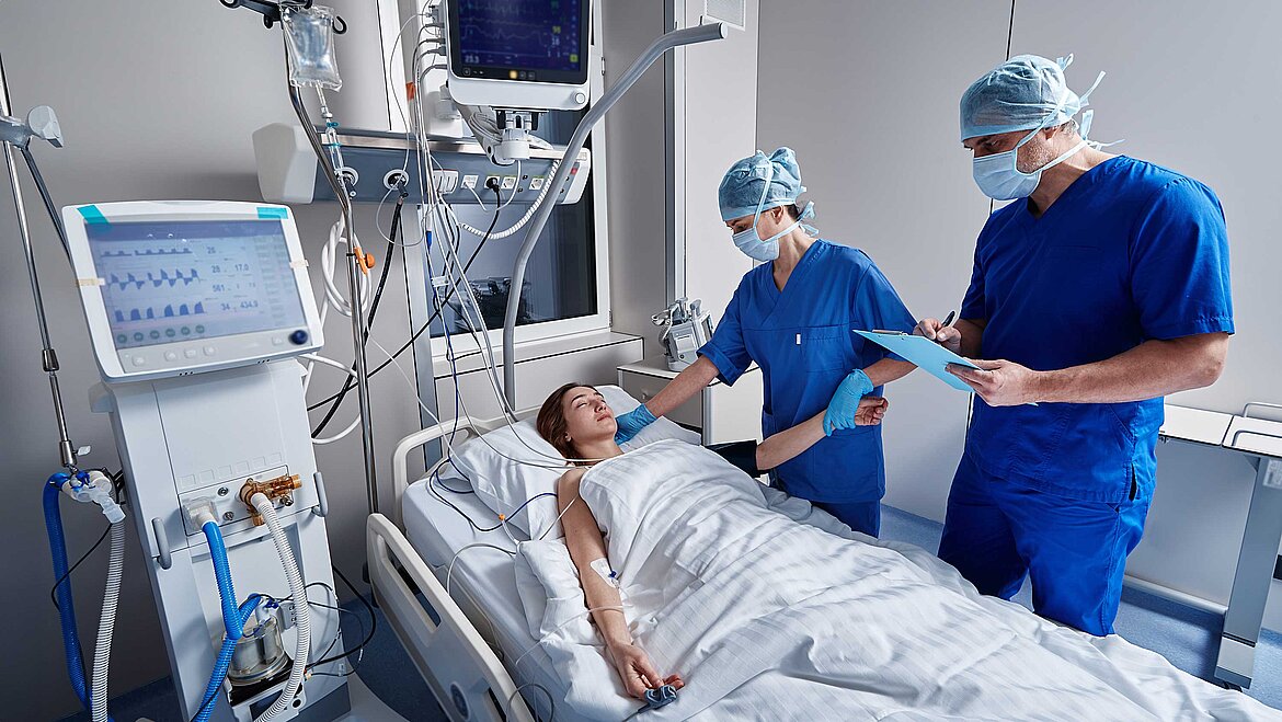 Paciente en la cama conectado a diversos dispositivos médicos